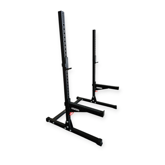 Dettaglio perni di bloccaggio e J-Hooks regolabili Squat Rack FIT Cozzo Strength, struttura in acciaio stabile e leggera per Squat, Panca e Military Press.