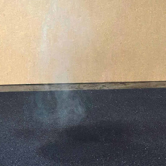 Dettaglio superficie in gomma SBR ignifuga Mattonella Pro Élite Cozzo Strength, finitura a grana fine per massima resistenza al fuoco, facilità di pulizia e assorbimento impatti.