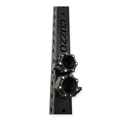 Dettaglio collari magnetici Cozzo Strength agganciati al telaio del rack, sistema salvaspazio per tenere i fermadischi sempre a portata di mano e l'area di allenamento ordinata