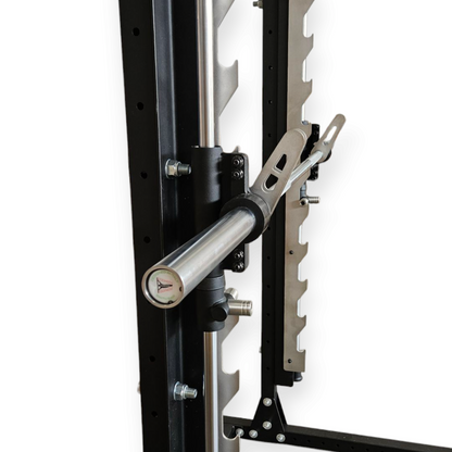 Dettaglio del sistema di scorrimento fluido e ganci di sicurezza del modulo Smith Machine Cozzo Strength.