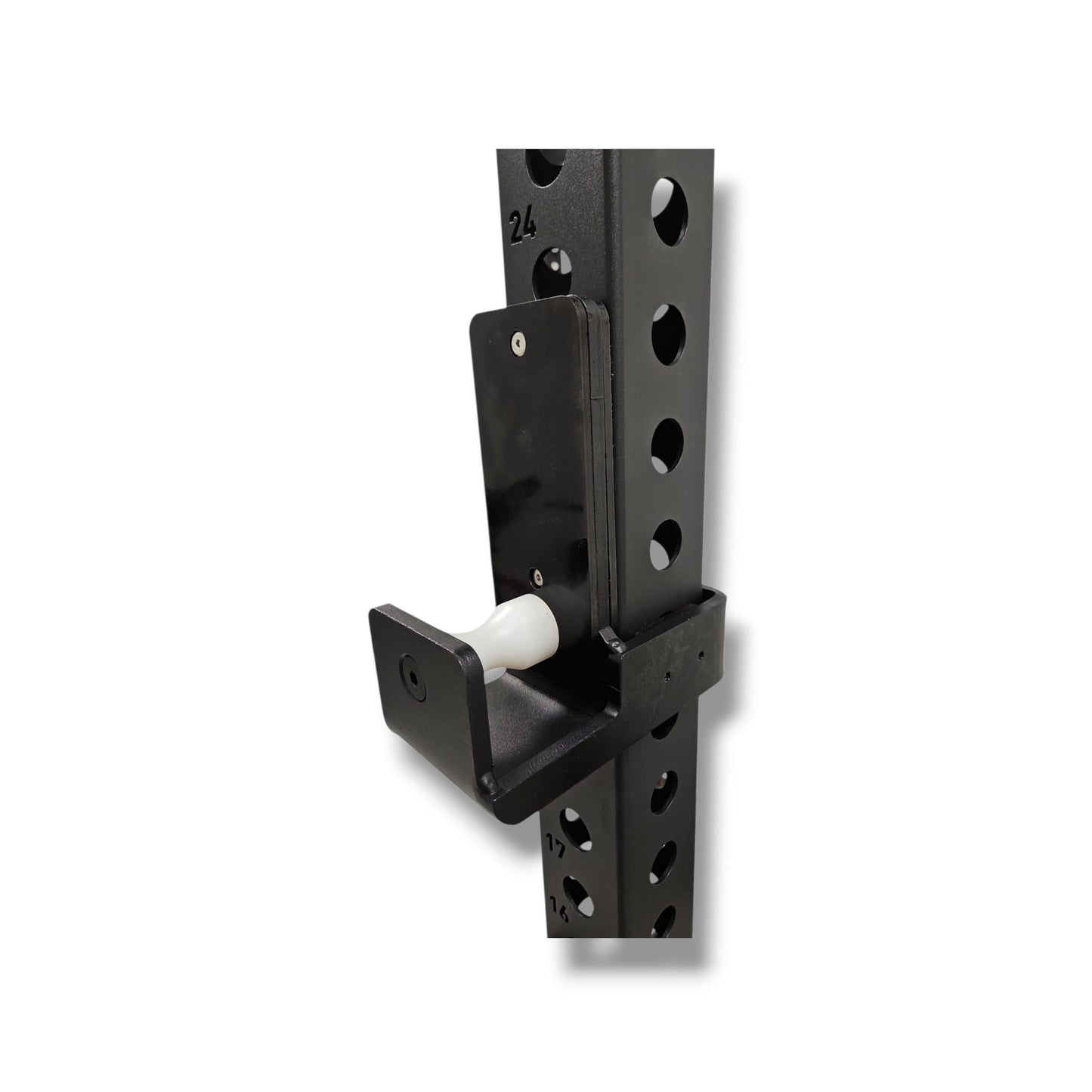 Dettaglio fori numerati tagliati al laser e bulloneria strutturale Power Rack Élite 75 Cozzo Strength, massima precisione per J-Hooks e barre di sicurezza.