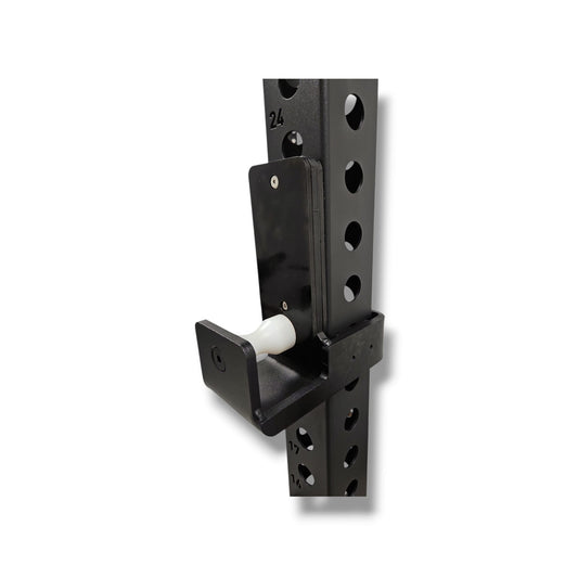 Dettaglio fori numerati tagliati al laser e bulloneria strutturale Power Rack Élite 75 Cozzo Strength, massima precisione per J-Hooks e barre di sicurezza.