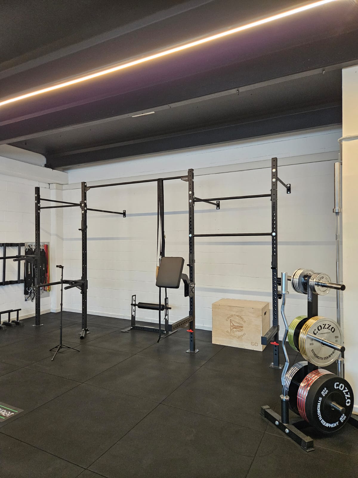 Dettaglio fori numerati tagliati al laser e piastra di base rinforzata Pilastro Pro 60 Cozzo Strength, tubolare 60x60mm con verniciatura a polvere nera antigraffio.