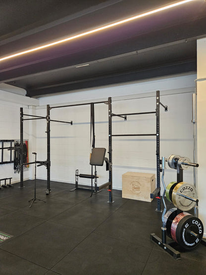 Dettaglio fori numerati tagliati al laser e piastra di base rinforzata Pilastro Pro 60 Cozzo Strength, tubolare 60x60mm con verniciatura a polvere nera antigraffio.