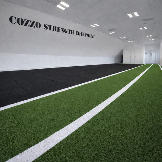 Dettaglio linee bianche intarsiate e trama ad alta densità Erba Sintetica Pro Cozzo Strength, superficie drenante e anti-frizione resistente ai carichi pesanti e alla slitta.