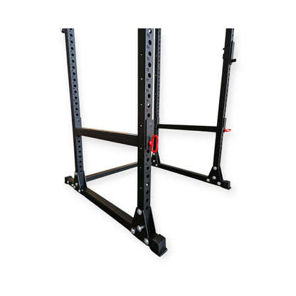 Dettaglio montanti forati e bulloneria industriale Power Rack PRO Cozzo Strength, gabbia per allenamento pesi con fori regolabili per barre di sicurezza e accessori
