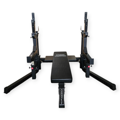 Dettaglio rulli in acciaio e bracci regolabili Combo Rack Cozzo Strength, sistema a leva per cambio altezza bilanciere e pin di sicurezza telescopici.