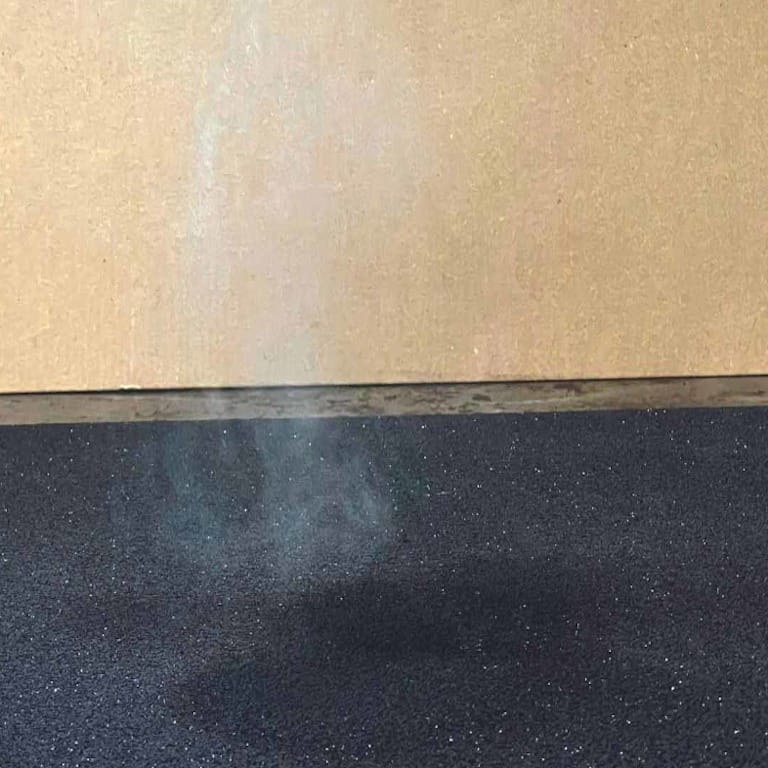 Dettaglio superficie in gomma SBR ignifuga Mattonella Pro Élite Cozzo Strength, finitura a grana fine per massima resistenza al fuoco, facilità di pulizia e assorbimento impatti.