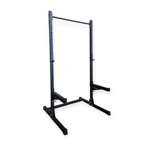 Half Rack PRO Cozzo Strength Equipment, stazione professionale per sollevamento pesi con barra per trazioni e portadischi integrati, ideale per Personal Studio e Garage Gym.