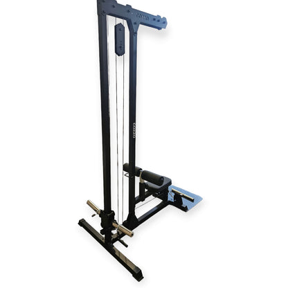 Lat Machine professionale a carico libero Cozzo Strength Equipment, stazione per trazioni dorsali con caricamento a dischi olimpionici, telaio in acciaio rinforzato.