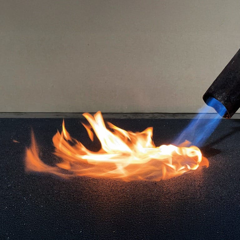 Mattonella in gomma certificata antifuoco Pro Élite Cozzo Strength Equipment, pavimentazione antincendio ad alta densità per palestre pubbliche e centri sportivi a norma.
