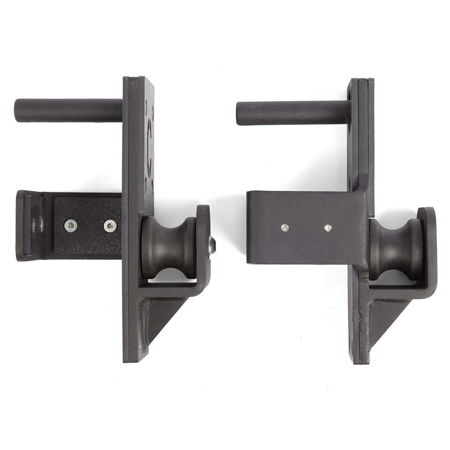 Supporti J-Hook Roller 75 Cozzo Strength Equipment per Power Rack e Rig, ganci con rullo in nylon per il centraggio fluido del bilanciere e protezione della zigrinatura.