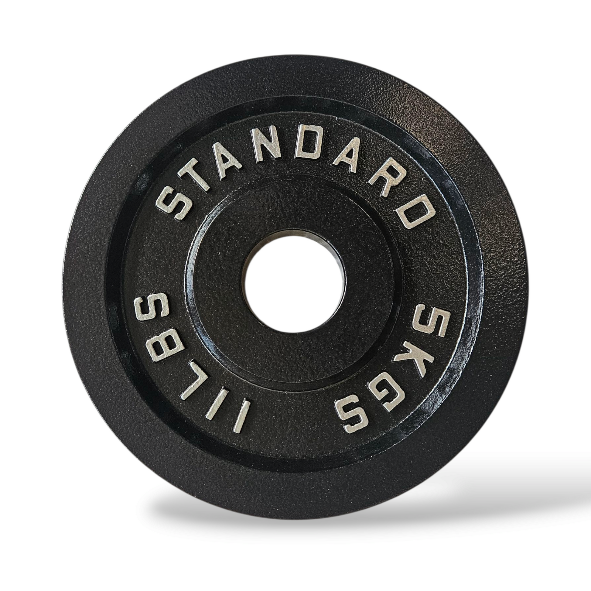 Immagine principale (frontale): Disco in ghisa nera Old School da 50 mm Cozzo Strength Equipment con scritte in rilievo e bordo smussato. 5kg