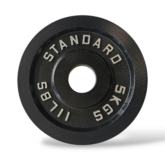 Immagine principale (frontale): Disco in ghisa nera Old School da 50 mm Cozzo Strength Equipment con scritte in rilievo e bordo smussato. 5kg