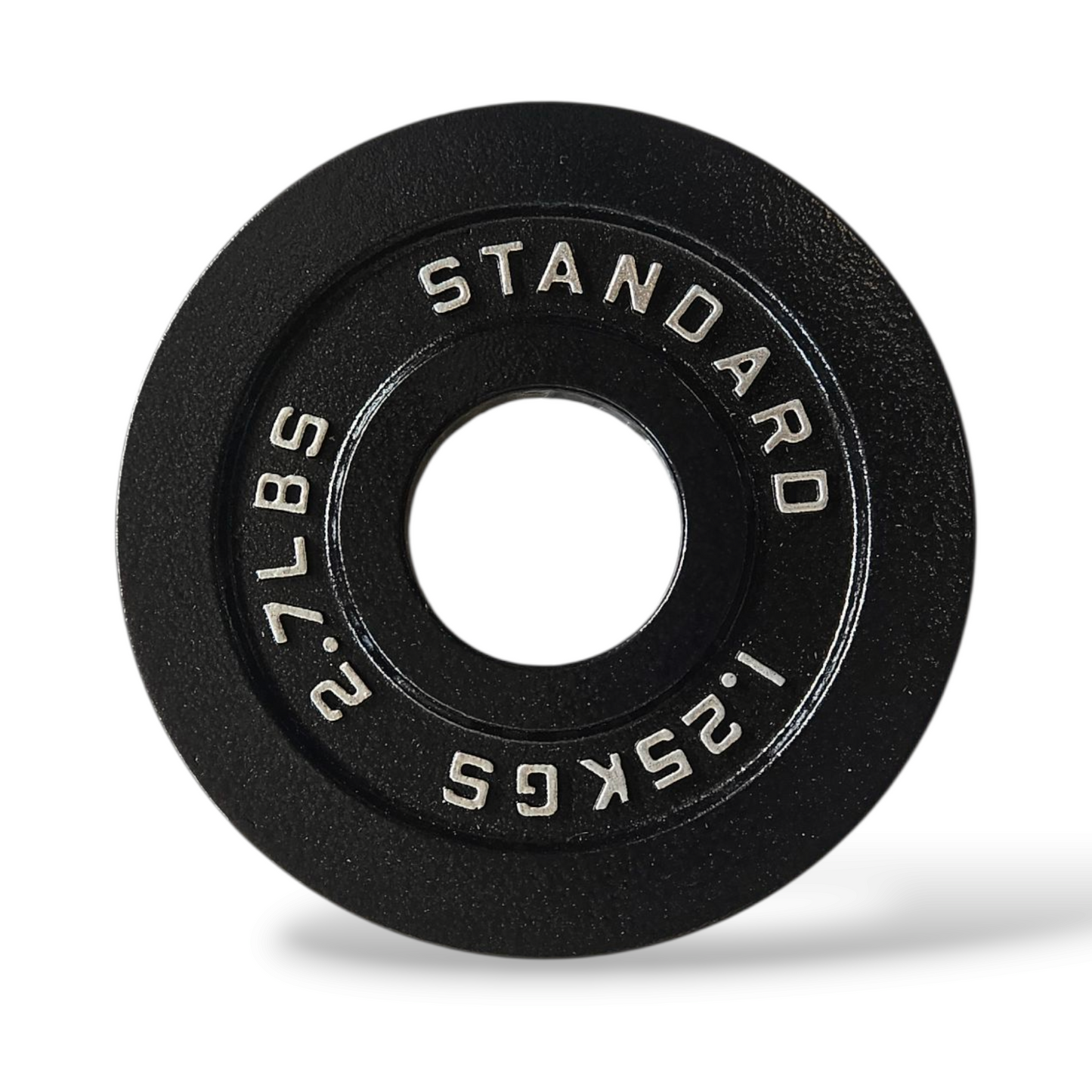 Immagine principale (frontale): Disco in ghisa nera Old School da 50 mm Cozzo Strength Equipment con scritte in rilievo e bordo smussato.1,25kg