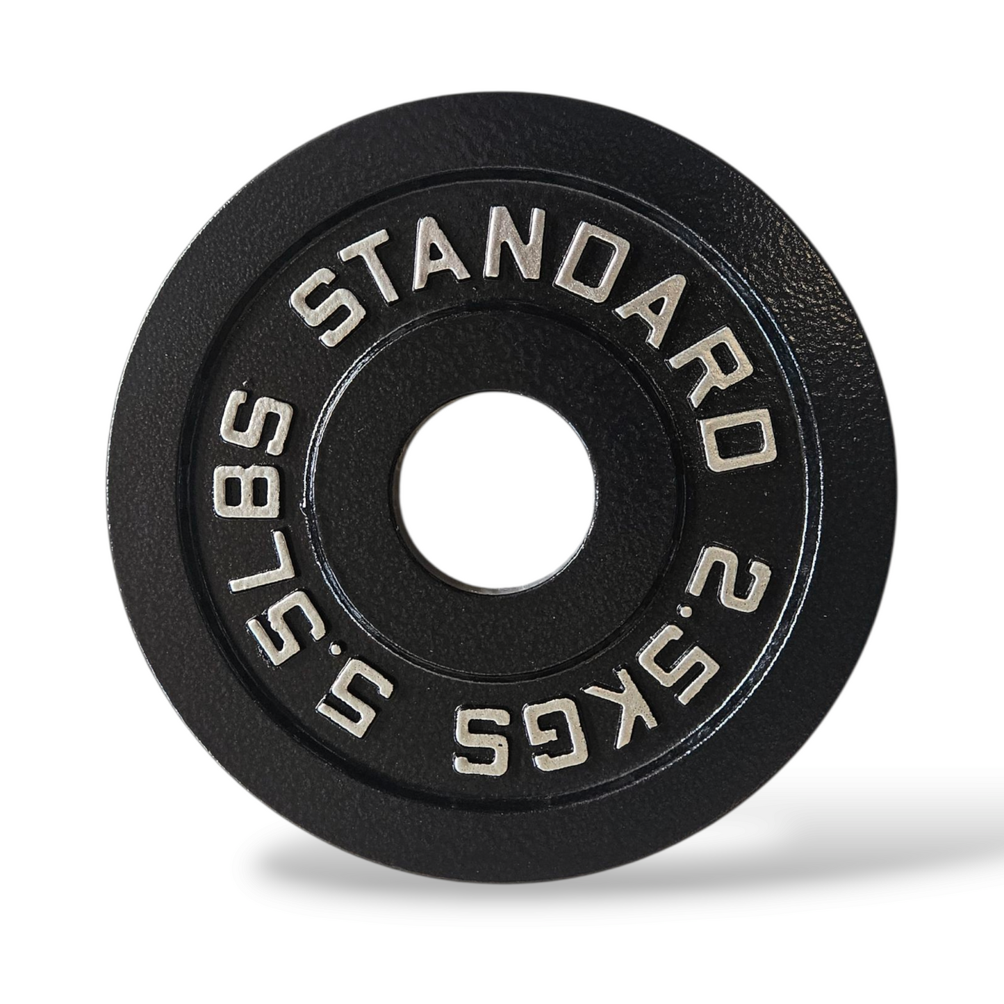 Immagine principale (frontale): Disco in ghisa nera Old School da 50 mm Cozzo Strength Equipment con scritte in rilievo e bordo smussato. 2,5kg