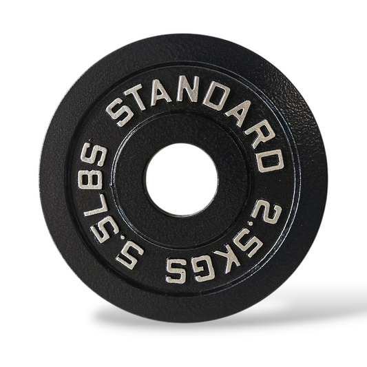 Immagine principale (frontale): Disco in ghisa nera Old School da 50 mm Cozzo Strength Equipment con scritte in rilievo e bordo smussato. 2,5kg
