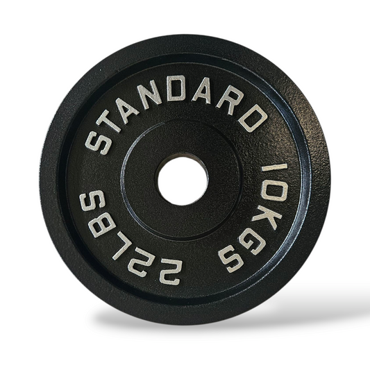 Immagine principale (frontale): Disco in ghisa nera Old School da 50 mm Cozzo Strength Equipment con scritte in rilievo e bordo smussato. 10kg